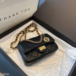 Túi Xách Nữ Da PU Mềm Phối Xích Khóa Xoay Thiết Kế Ô Trầm Trám Thời Trang WH577 Winnie House 15 Túi Xách Nữ Da PU Mềm Phối Xích Khóa Xoay Thiết Kế Ô Trầm Trám Thời Trang WH577 Winnie House - Donabico Mart